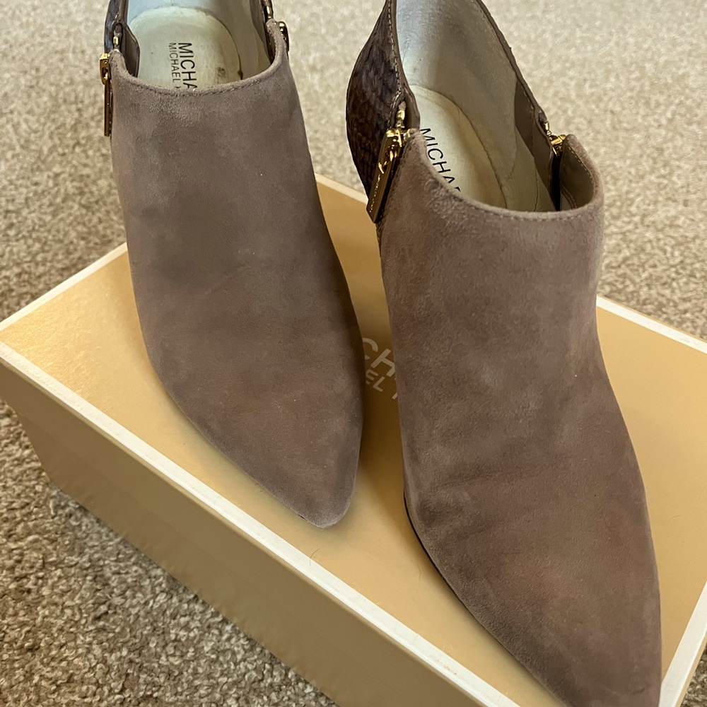 MICHAEL KORS SUEDE AND LEATHER BOOTIES